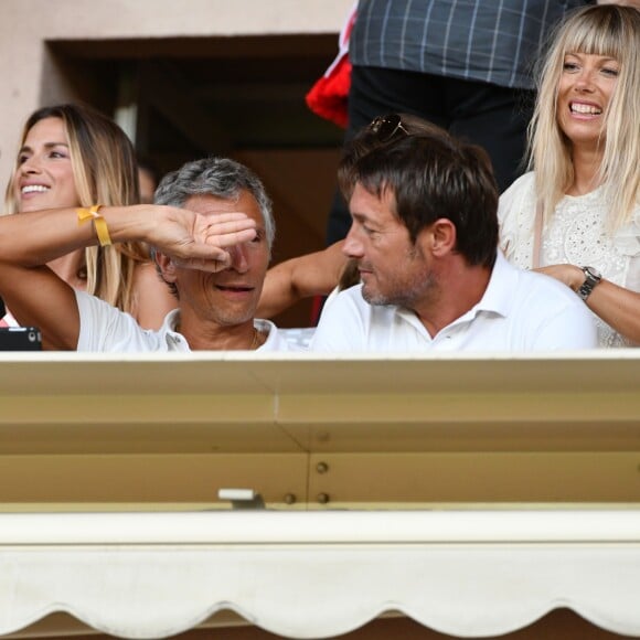Didier Deschamps, Nagui, Cyril Rool, leurs femmes au second rang Mélanie Page, Claude Deschamps et des amis durant le Match de football de Ligue 1 opposant Monaco à Lille au stade Louis II le 18 août 2018. Pour leur première rencontre à domicile de la saison 2018/2019, les monégasques n'ont obtenu qu'un match nul 0 - 0