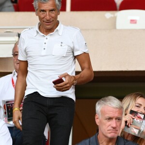 Nagui et Didier Deschamps durant le Match de football de Ligue 1 opposant Monaco à Lille au stade Louis II le 18 août 2018.