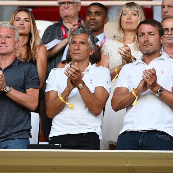 Didier Deschamps, Nagui, Cyril Rool, leurs femmes au second rang Mélanie Page, Claude Deschamps et des amis durant le Match de football de Ligue 1 opposant Monaco à Lille au stade Louis II le 18 août 2018.