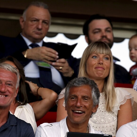 Didier Deschamps, Nagui, Cyril Rool, leurs femmes au second rang Mélanie Page, Claude Deschamps et des amis durant le Match de football de Ligue 1 opposant Monaco à Lille au stade Louis II le 18 août 2018.