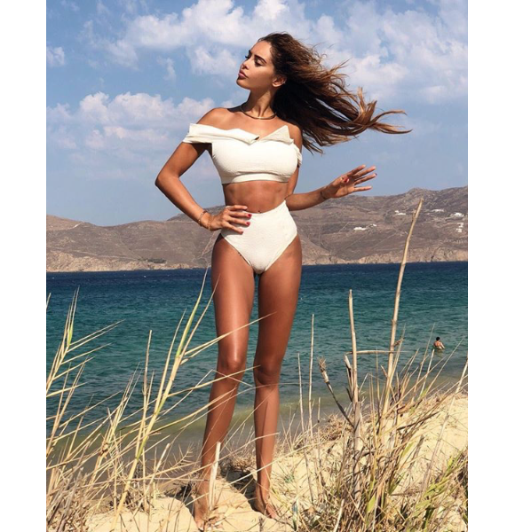 Nabilla sexy à Mykonos le 19 aoput 2018, son bikini interpelle.