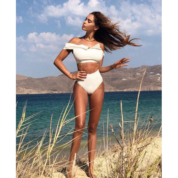 Nabilla sexy à Mykonos le 19 aoput 2018, son bikini interpelle.