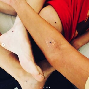 Selena Gomez et ses amies Courtney J Barry, Ashley Cook et Raquelle Stevens chez le tatoueur. Août 2018.
