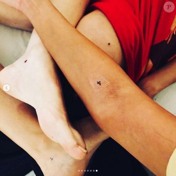 Selena Gomez et ses amies Courtney J Barry, Ashley Cook et Raquelle Stevens chez le tatoueur. Août 2018.