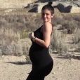 Kylie Jenner (enceinte) dans une vidéo publiée le 4 février 2018 pour annoncer la naissance de sa fille Stormi, bébé dont le papa est Travis Scott.