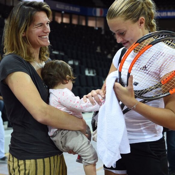 Amélie Mauresmo avec sa fille Ayla et Kristina Mladenovic à Aix-en-Provence pour la demi-finale de Fed Cup entre la France et les États-Unis. Twitter, le 20 avril 2018.