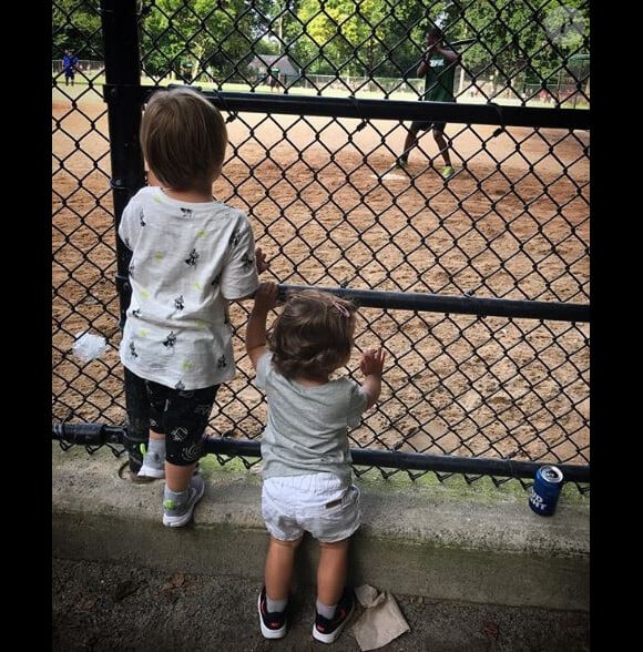 Amélie Mauresmo publie une photo de ses enfants Aaron et Ayla regardant du baseball à New York à Central Park. Instagram, le 21 août 2018.