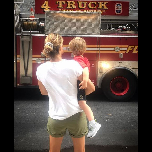 Amélie Mauresmo avec son fils Aaron devant un camion de pompiers à New York le 22 août 2018.