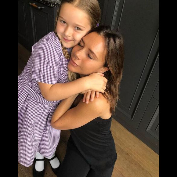 Victoria Beckham partage un câlin avec sa fille Harper le 8 juin 2018.