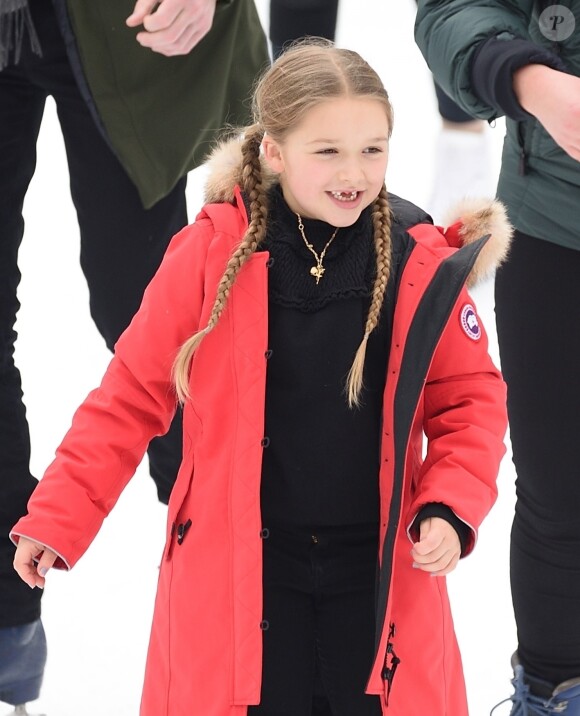 Harper Beckham et ses frères sont allés faire du patin à glace accompagnés de leur nounou et garde du corps à Central Park à New York, le10 février 2018.