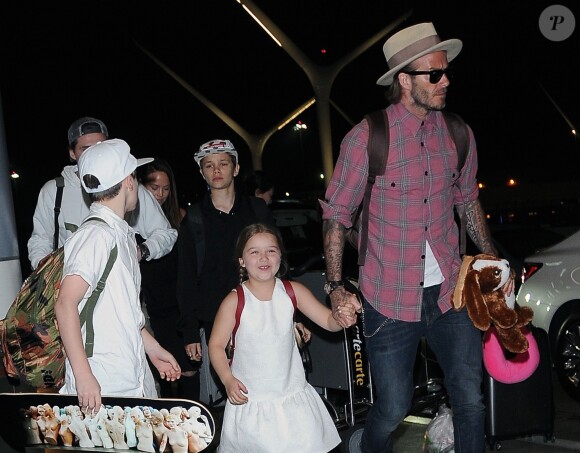 David Beckham arrive avec ses enfants Brooklyn, Romeo, Cruz et Harper Beckham à l'aéroport de LAX à Los Angeles le 17 avril 2017.