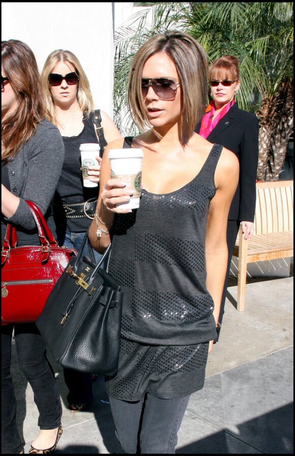 Exclusif- Victoria Beckham fait du shopping à Los Angeles le 17 février 2007.