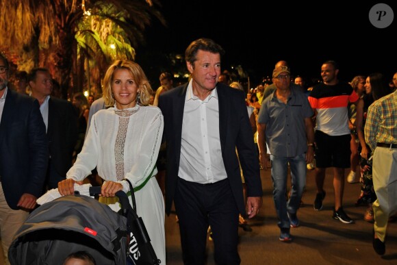 Exclusif - Christian Estrosi, le maire de Nice, assiste en compagnie de sa femme Laura Tenoudji et de leur fille Bianca au feu d'artifice sur la Promenade des Anglais à Nice, France, le 15 août 2018. La municipalité a souhaité renouer avec le traditionnel feu d'artifice du 15 août. Cette décision a été prise avec le comité de pilotage pour la mémoire des victimes de l'attentat du 14 juillet 2016. Ce feu d'artifice sera le premier sur la Promenade des Anglais depuis l'attentat. © Bruno Bébert/Bestimage