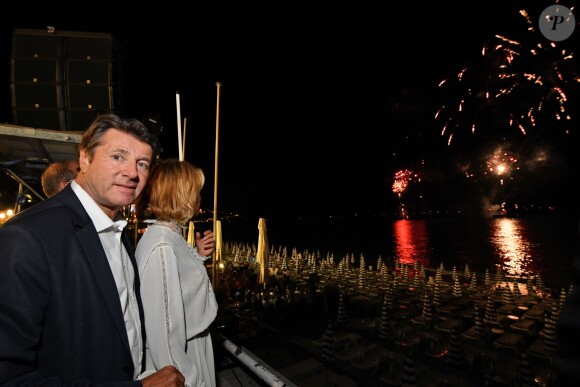 Exclusif - Christian Estrosi, le maire de Nice, assiste en compagnie de sa femme Laura Tenoudji et de leur fille Bianca au feu d'artifice sur la Promenade des Anglais à Nice, France, le 15 août 2018. La municipalité a souhaité renouer avec le traditionnel feu d'artifice du 15 août. Cette décision a été prise avec le comité de pilotage pour la mémoire des victimes de l'attentat du 14 juillet 2016. Ce feu d'artifice sera le premier sur la Promenade des Anglais depuis l'attentat. © Bruno Bébert/Bestimage