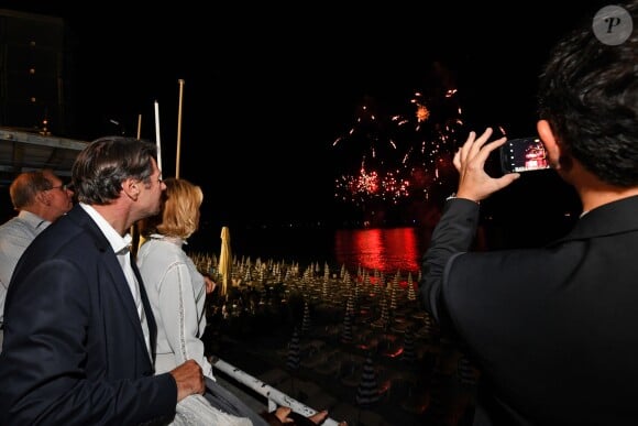 Exclusif - Christian Estrosi, le maire de Nice, assiste en compagnie de sa femme Laura Tenoudji et de leur fille Bianca au feu d'artifice sur la Promenade des Anglais à Nice, France, le 15 août 2018. La municipalité a souhaité renouer avec le traditionnel feu d'artifice du 15 août. Cette décision a été prise avec le comité de pilotage pour la mémoire des victimes de l'attentat du 14 juillet 2016. Ce feu d'artifice sera le premier sur la Promenade des Anglais depuis l'attentat. © Bruno Bébert/Bestimage