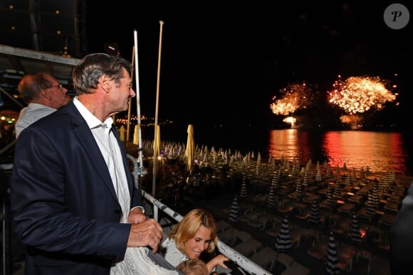 Exclusif - Christian Estrosi, le maire de Nice, assiste en compagnie de sa femme Laura Tenoudji et de leur fille Bianca au feu d'artifice sur la Promenade des Anglais à Nice, France, le 15 août 2018. La municipalité a souhaité renouer avec le traditionnel feu d'artifice du 15 août. Cette décision a été prise avec le comité de pilotage pour la mémoire des victimes de l'attentat du 14 juillet 2016. Ce feu d'artifice sera le premier sur la Promenade des Anglais depuis l'attentat. © Bruno Bébert/Bestimage
