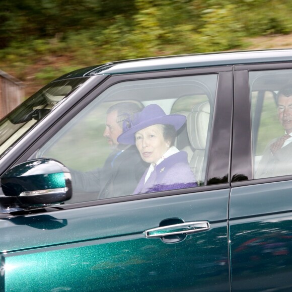 La princesse Anne et son mari Timothy Laurence - La famille royale britannique arrive à l'église de Crathie pour assister à la messe du dimanche le 26 août 2018.