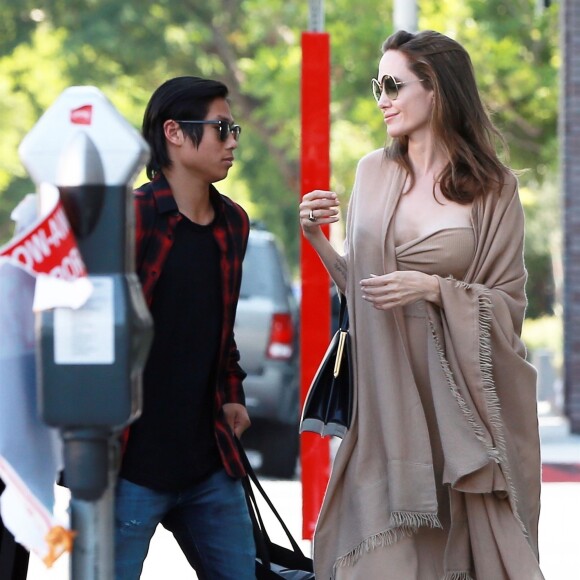 Exclusif - Angelina Jolie et son fils Pax sont allés déjeuner au restaurant Perch avant d'aller faire du shopping à Melrose Place à Los Angeles, le 26 août 2018. Ils sont accompagnés de 2 gardes du corps.