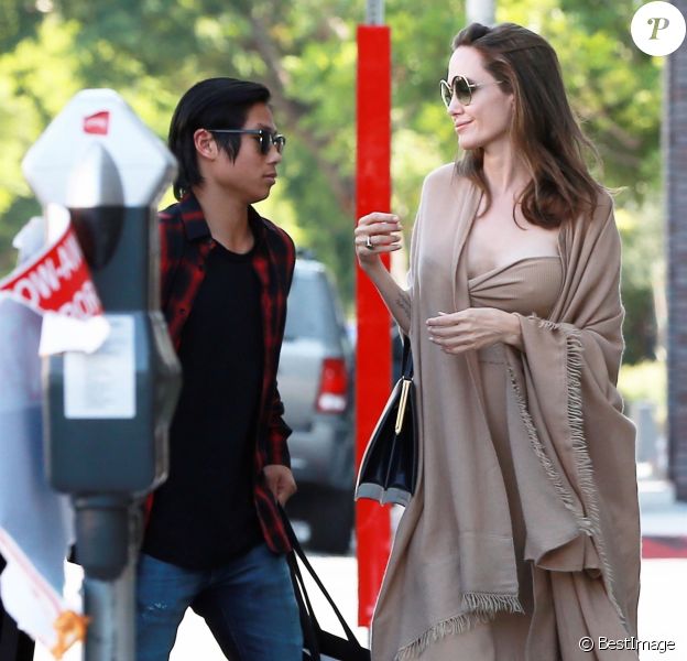 Exclusif - Angelina Jolie et son fils Pax sont allés déjeuner au restaurant Perch avant d'aller faire du shopping à Melrose Place à Los Angeles, le 26 août 2018. Ils sont accompagnés de 2 gardes du corps.
