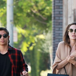 Exclusif - Angelina Jolie et son fils Pax sont allés déjeuner au restaurant Perch avant d'aller faire du shopping à Melrose Place à Los Angeles, le 26 août 2018. Ils sont accompagnés de 2 gardes du corps.