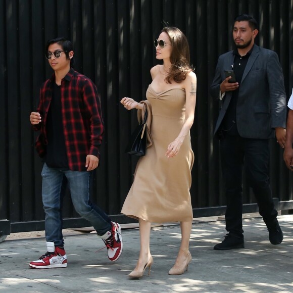 Exclusif - Angelina Jolie et son fils Pax sont allés déjeuner au restaurant Perch avant d'aller faire du shopping à Melrose Place à Los Angeles, le 26 août 2018. Ils sont accompagnés de 2 gardes du corps.