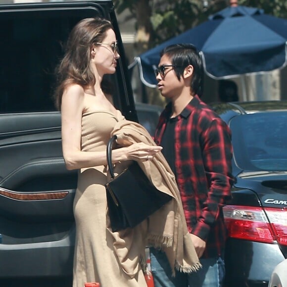 Exclusif - Angelina Jolie et son fils Pax sont allés déjeuner au restaurant Perch avant d'aller faire du shopping à Melrose Place à Los Angeles, le 26 août 2018.