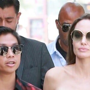 Exclusif - Angelina Jolie et son fils Pax sont allés déjeuner au restaurant Perch avant d'aller faire du shopping à Melrose Place à Los Angeles, le 26 août 2018. Ils sont accompagnés de 2 gardes du corps.