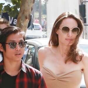 Exclusif - Angelina Jolie et son fils Pax sont allés déjeuner au restaurant Perch avant d'aller faire du shopping à Melrose Place à Los Angeles, le 26 août 2018. Ils sont accompagnés de 2 gardes du corps. - Merci de flouter le visage des enfants avant publication - Please hide children's face prior to the publication For Germany call for price Exclusive - Angelina Jolie and her son Pax grab lunch at Perch restaurant in Downtown LA before going shopping on Melrose Place. on August 26th 201826/08/2018 - Los Angeles