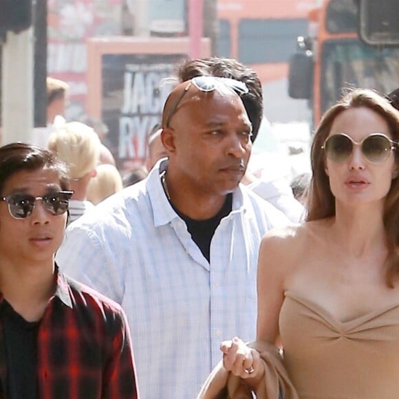 Exclusif - Angelina Jolie et son fils Pax sont allés déjeuner au restaurant Perch avant d'aller faire du shopping à Melrose Place à Los Angeles, le 26 août 2018. Ils sont accompagnés de 2 gardes du corps.