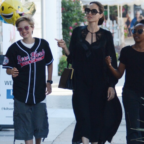 Exclusif - Angelina Jolie et ses filles Zahara et Shiloh éclatent de rire dans les rues de Los Angeles lors d'une virée shopping chez Kitson, le 21 août 2018