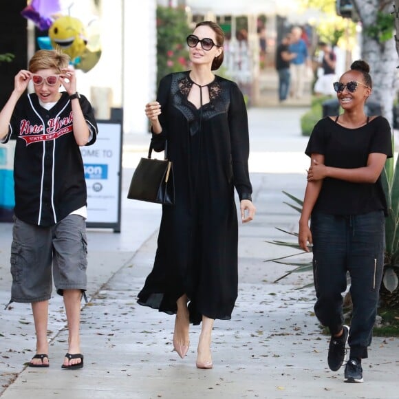 Exclusif - Angelina Jolie et ses filles Zahara et Shiloh éclatent de rire dans les rues de Los Angeles lors d'une virée shopping chez Kitson, le 21 août 2018