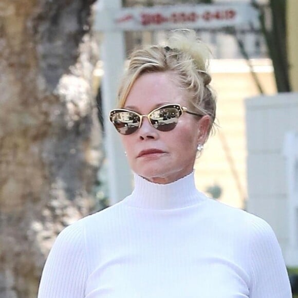 Exclusif - Melanie Griffith quitte un salon de coiffure à West Hollywood le 17 mai 2018.