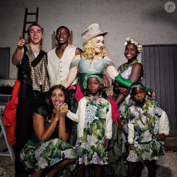 Madonna pose avec tous ses enfants pour son anniversaire organisé dans les Pouilles en Italie, le 19 août 2017.