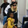 Exclusif  - Madonna et l'une de ses jumelles arrivent à l'aéroport de New York, de retour du Malawi, où la chanteuse a inauguré le premier hôpital pédiatrique. Le 24 juillet 2018.