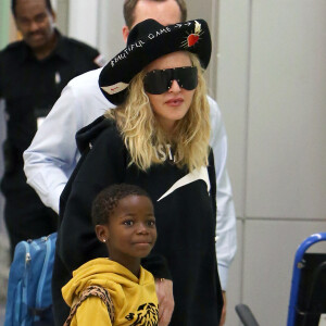 Exclusif  - Madonna et l'une de ses jumelles arrivent à l'aéroport de New York, de retour du Malawi, où la chanteuse a inauguré le premier hôpital pédiatrique. Le 24 juillet 2018.