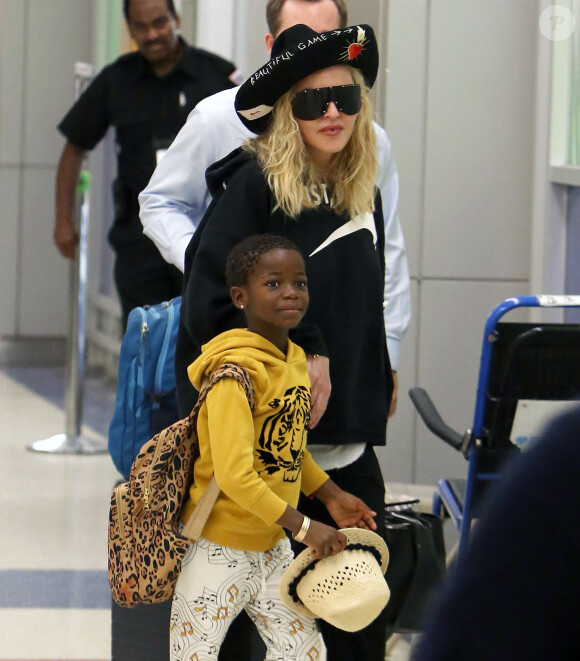 Exclusif  - Madonna et l'une de ses jumelles arrivent à l'aéroport de New York, de retour du Malawi, où la chanteuse a inauguré le premier hôpital pédiatrique. Le 24 juillet 2018.
