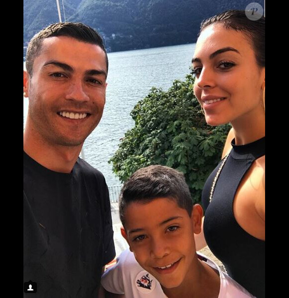 Cristiano Ronaldo avec sa fils Cristiano Jr et sa compagne Georgina Rodriguez le 15 août 2018.