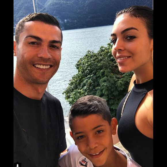 Cristiano Ronaldo avec sa fils Cristiano Jr et sa compagne Georgina Rodriguez le 15 août 2018.