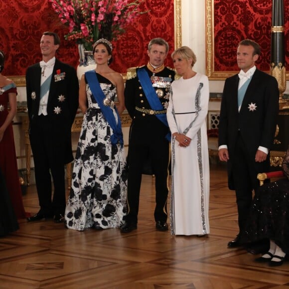 La princesse Benedikte de Danemark, la princesse Marie, le prince Joachim, la princesse Mary, le prince Frederik, la première dame Brigitte Macron, le président Emmanuel Macron, S.M la reine Margrethe II de Danemark - Cérémonie de présentation des convives avant le dîner d'état donné en l'honneur de la visite du président Emmanuel Macron et de sa femme Brigitte au palais de Christiansborg à Copenhague le 28 août 2018. © Ludovic Marin / Pool / Bestimage