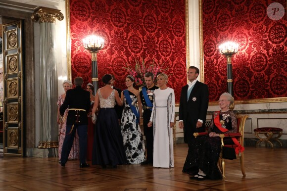 La princesse Benedikte de Danemark, la princesse Marie, le prince Joachim, la princesse Mary, le prince Frederik, la première dame Brigitte Macron, le président Emmanuel Macron, S.M la reine Margrethe II de Danemark - Cérémonie de présentation des convives avant le dîner d'état donné en l'honneur de la visite du président Emmanuel Macron et de sa femme Brigitte au palais de Christiansborg à Copenhague le 28 août 2018. © Ludovic Marin / Pool / Bestimage