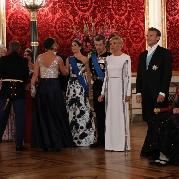 La princesse Benedikte de Danemark, la princesse Marie, le prince Joachim, la princesse Mary, le prince Frederik, la première dame Brigitte Macron, le président Emmanuel Macron, S.M la reine Margrethe II de Danemark - Cérémonie de présentation des convives avant le dîner d'état donné en l'honneur de la visite du président Emmanuel Macron et de sa femme Brigitte au palais de Christiansborg à Copenhague le 28 août 2018. © Ludovic Marin / Pool / Bestimage