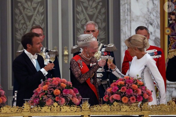 Le président de la République française Emmanuel Macron, la reine Margrethe II de Danemark et la Première Dame Brigitte Macron (Trogneux) - Dîner d'Etat donné au château de Christiansborg en l'honneur de la visite du président de la République française et sa femme la Première Dame à Copenhague, Danemark, le 28 août 2018. © Ludovic Marin/Pool/Bestimage