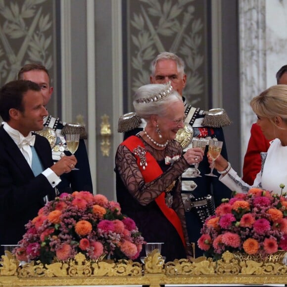 Le président de la République française Emmanuel Macron, la reine Margrethe II de Danemark et la Première Dame Brigitte Macron (Trogneux) - Dîner d'Etat donné au château de Christiansborg en l'honneur de la visite du président de la République française et sa femme la Première Dame à Copenhague, Danemark, le 28 août 2018. © Ludovic Marin/Pool/Bestimage