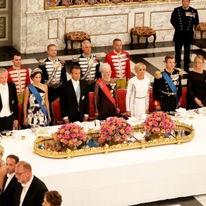 La princesse Marie de Danemark, guest, Bruno Le Maire, ministre de l'Economie et des Finances, la princesse Mary de Danemark, le président de la République française Emmanuel Macron, la reine Margrethe II de Danemark, la Première Dame Brigitte Macron (Trogneux), le prince Frederik de Danemark, Françoise Nyssen, ministre de la Culture, le prince Joachim de Danemark et Nathalie Loiseau, ministre des Affaires Européennes - Dîner d'Etat donné au château de Christiansborg en l'honneur de la visite du président de la République française et sa femme la Première Dame à Copenhague, Danemark, le 28 août 2018. © Dominique Jacovides/Bestimage