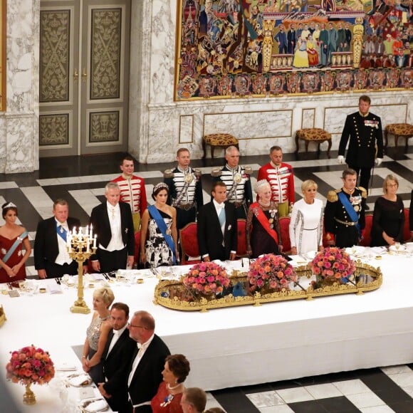 La princesse Marie de Danemark, guest, Bruno Le Maire, ministre de l'Economie et des Finances, la princesse Mary de Danemark, le président de la République française Emmanuel Macron, la reine Margrethe II de Danemark, la Première Dame Brigitte Macron (Trogneux), le prince Frederik de Danemark, Françoise Nyssen, ministre de la Culture, le prince Joachim de Danemark et Nathalie Loiseau, ministre des Affaires Européennes - Dîner d'Etat donné au château de Christiansborg en l'honneur de la visite du président de la République française et sa femme la Première Dame à Copenhague, Danemark, le 28 août 2018. © Dominique Jacovides/Bestimage  State dinner at Christiansborg Palace in Copenhagen, Denmark, on August 28, 2018.28/08/2018 - Copenhague