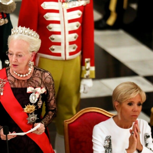 Le président de la République française Emmanuel Macron, la reine Margrethe II de Danemark et la Première Dame Brigitte Macron (Trogneux) - Dîner d'Etat donné au château de Christiansborg en l'honneur de la visite du président de la République française et sa femme la Première Dame à Copenhague, Danemark, le 28 août 2018. © Dominique Jacovides/Bestimage