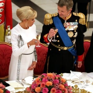 La reine Margrethe II de Danemark, la Première Dame Brigitte Macron (Trogneux) et le prince Frederik de Danemark - Dîner d'Etat donné au château de Christiansborg en l'honneur de la visite du président de la République française et sa femme la Première Dame à Copenhague, Danemark, le 28 août 2018. © Dominique Jacovides/Bestimage