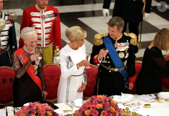 La reine Margrethe II de Danemark, la Première Dame Brigitte Macron (Trogneux) et le prince Frederik de Danemark - Dîner d'Etat donné au château de Christiansborg en l'honneur de la visite du président de la République française et sa femme la Première Dame à Copenhague, Danemark, le 28 août 2018. © Dominique Jacovides/Bestimage