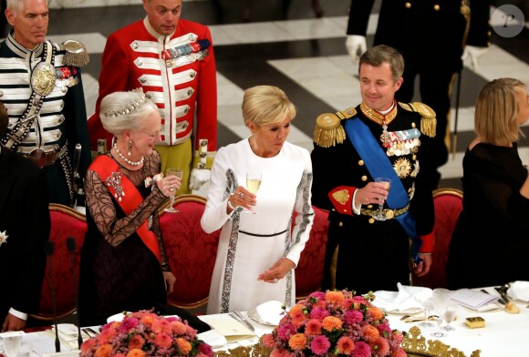 La reine Margrethe II de Danemark, la Première Dame Brigitte Macron (Trogneux) et le prince Frederik de Danemark - Dîner d'Etat donné au château de Christiansborg en l'honneur de la visite du président de la République française et sa femme la Première Dame à Copenhague, Danemark, le 28 août 2018. © Dominique Jacovides/Bestimage