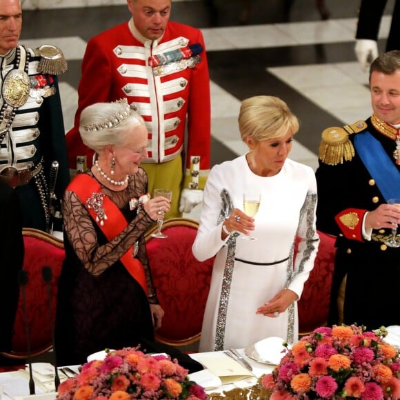 La reine Margrethe II de Danemark, la Première Dame Brigitte Macron (Trogneux) et le prince Frederik de Danemark - Dîner d'Etat donné au château de Christiansborg en l'honneur de la visite du président de la République française et sa femme la Première Dame à Copenhague, Danemark, le 28 août 2018. © Dominique Jacovides/Bestimage